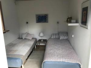 two twin beds in a room with a lamp at Stunning Home In Nykøbing Sjælland W in Nykøbing Sjælland