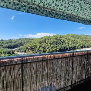 ein Zug auf einem Gleis mit Blick auf Bäume in der Unterkunft Apartamento con vistas al mar y montaña - Piscina in Santa Susanna