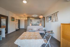 un salon avec une table et un canapé dans l'établissement Azur Escale - Détente entre Mer et Montagne, à Maison Henou