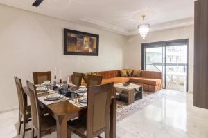 Χώρος καθιστικού στο Beautiful apartment with pool view