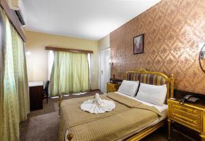 Una cama o camas en una habitación de St George Hotel Cairo