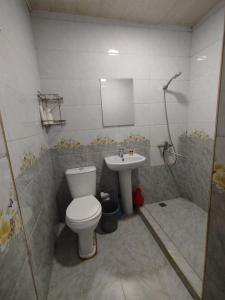 Ένα μπάνιο στο Caravan Hostel