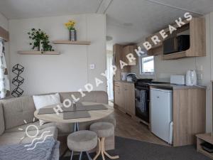 Køkken eller tekøkken på The Snug - Bronze 6 berth - West Sands