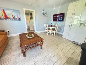 ボニータ・スプリングスにあるSand Dollar Updated Kitchen Washer Dryer On River 1 Mile to Beach Sleeps 4のテーブルとダイニングルームのあるリビングルーム