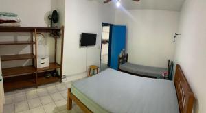 a bedroom with a bed and a tv in it at Casa Vilarejo, cond fech, ar cond, churrasq, piscina in São Sebastião +24 photos