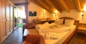 Un dormitorio con dos camas y un escritorio y un televisor. en Adults only Hotel Grafenstein, en Scena