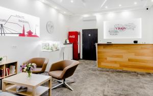 Zimmer mit 2 Stühlen, einem Tisch und einem roten Kühlschrank in der Unterkunft 7Days B&B in Bratislava + 15 Fotos