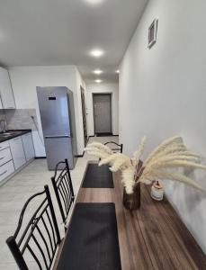 Kuchyň nebo kuchyňský kout v ubytování Rise Світла квартира у новобудові біля Центру