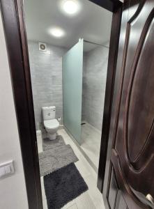 Koupelna v ubytování Rise Світла квартира у новобудові біля Центру + 2 fotografie