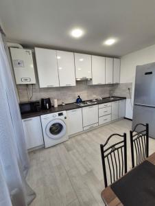 Kuchyň nebo kuchyňský kout v ubytování Rise Світла квартира у новобудові біля Центру