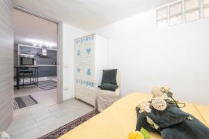 a small living room with a table and a kitchen at Casa Vacanze Manzoni 29 in Cagliari