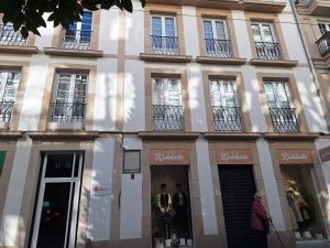 a building with windows on the side of it at Apartamento Centro Calle Reina in Lugo