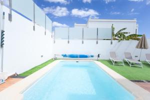 een zwembad in de achtertuin van een huis bij Villa Piva in Playa Blanca
