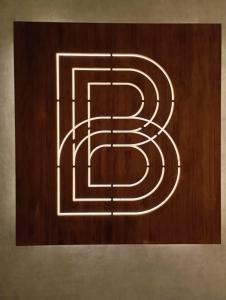 a sign with a white maze on a wooden wall at Bearan Rooms 2 in Pamplona