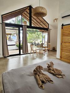เตียงในห้องที่ The Cosy Sunset Beach Resort