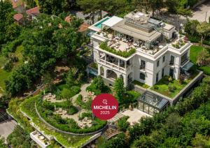 una vista aérea de una gran casa blanca en Hotel Petit Bois - Adults from 14, en Balatonfüred