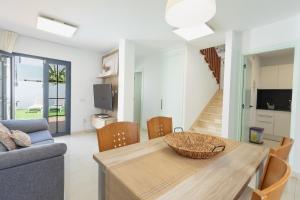 een keuken en woonkamer met een tafel en een bank bij Villa Piva in Playa Blanca