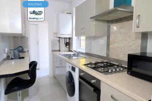 Dapur atau dapur kecil di 4 Bedroom House By WillCo Property Short Lets & Serviced Accommodation With Breakfast, WI-FI, Projector & Contractors
