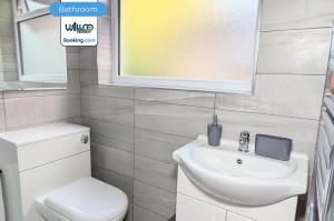 Bilik mandi di 4 Bedroom House By WillCo Property Short Lets & Serviced Accommodation With Breakfast, WI-FI, Projector & Contractors