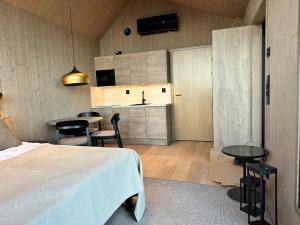 una camera con un letto e due tavoli e una cucina di Tyven Resort a Sirkkakoski