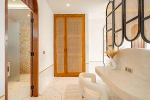 een woonkamer met een tafel en een houten deur bij Ocean Verve Villa 2 - 3bd in central Uluwatu in Bingin Beach +3 foto's