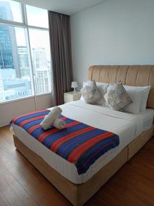 a bedroom with a large bed with a large window at KLCC Sky Villa Suites Vortex in Kuala Lumpur +28 photos