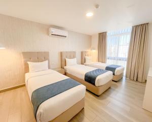 En eller flere senge i et værelse på Red Carpet Hotel & Suites + 90 billeder