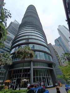 クアラルンプールにあるKLCC Sky Villa Suites Vortexのヤシの木が前に生えている高い建物