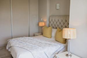 Postel nebo postele na pokoji v ubytování The Beach Nook - Umdloti Holiday Resort