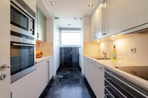 Kuchyň nebo kuchyňský kout v ubytování Modern Flat with Workspace in Foz by HostWise