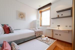 Postel nebo postele na pokoji v ubytování Modern Flat with Workspace in Foz by HostWise