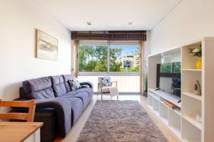 TV a/nebo společenská místnost v ubytování Modern Flat with Workspace in Foz by HostWise