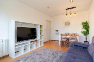 TV a/nebo společenská místnost v ubytování Modern Flat with Workspace in Foz by HostWise + 29 fotografií