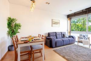 Posezení v ubytování Modern Flat with Workspace in Foz by HostWise