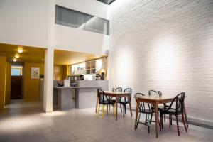 un comedor con mesas y sillas y una barra en Hotel Queen Anne, en Bruselas