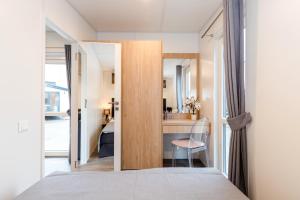 une chambre avec un lit et une salle de bain avec un lavabo dans l'établissement Haus Laura, à Gottsdorf