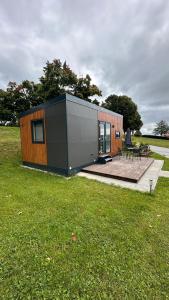 une petite maison dans un champ avec une terrasse dans l'établissement Haus Laura, à Gottsdorf 12 autres photos