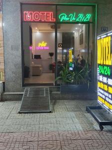 ミトーにあるNhà Nghỉ Quỳnh Thoaのネオンサインのあるホテルの店頭
