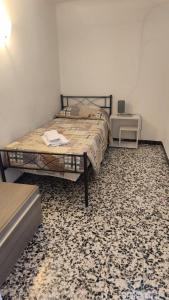 Un dormitorio con una cama y una mesita de noche. en Casa Annalisa, en Venecia