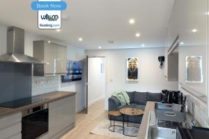 eine Küche und ein Wohnzimmer mit einer Couch und einem Tisch in der Unterkunft 5BR House By WillCo Property Short Lets & Serviced Accommodation Derby With Games, Parking Perfect For Contractors in Derby
