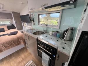Kuchyň nebo kuchyňský kout v ubytování Gympie Luxury Caravan with ensuite bathroom