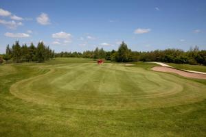 een luchtzicht op een golfbaan met een groen bij Appletree Holiday Park in Boston