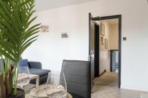 a living room with a couch and a table and chairs at Oxford Modern Living - City Centre in Oxford