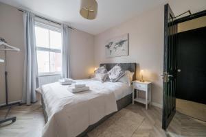 a bedroom with a large bed and a window at Oxford Modern Living - City Centre in Oxford