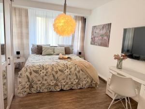 een slaapkamer met een bed en een groot raam bij BIELEFELD CITY APARTMENTS - Cozy in Bielefeld
