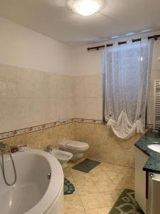 Ένα μπάνιο στο Villa Dina