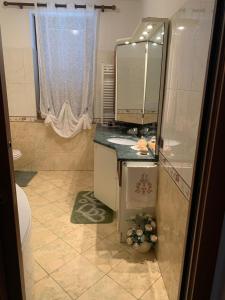 Ένα μπάνιο στο Villa Dina