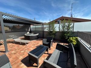 un patio con sillas y una bañera de hidromasaje en la azotea en Charm & Relax between Lake Como and Milan, en Fino Mornasco