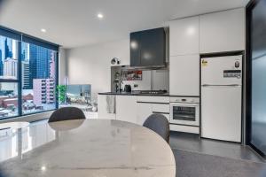 Kuchyň nebo kuchyňský kout v ubytování The Outlook 2BR City View Apartment on Bourke St