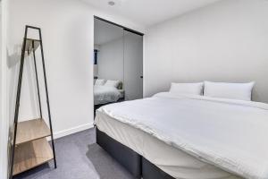 Postel nebo postele na pokoji v ubytování The Outlook 2BR City View Apartment on Bourke St